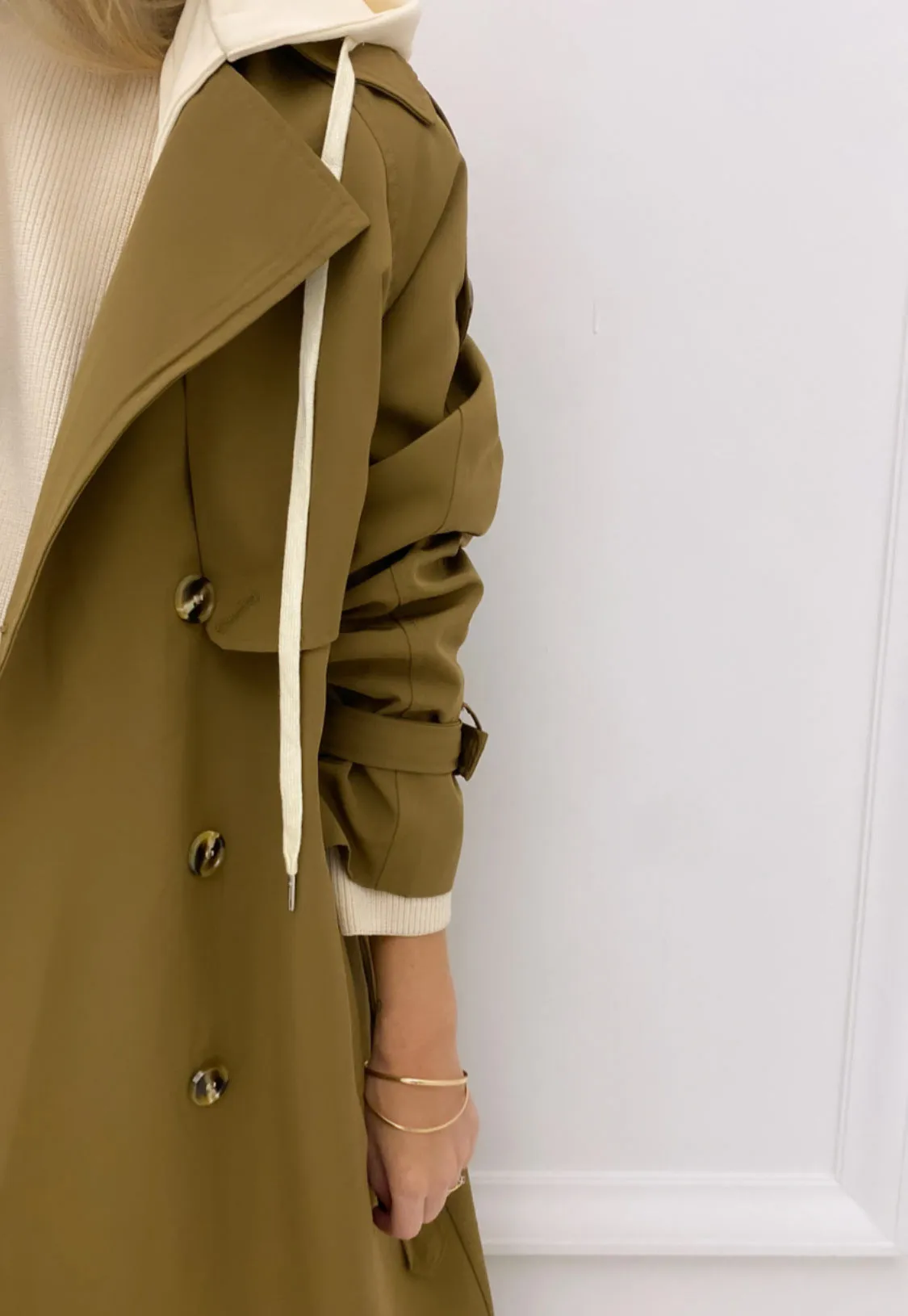 Trench marron avec capuche sweat écrue